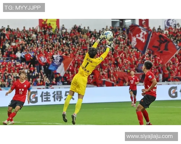 足球明星下大巴瞬间精彩回顾引发球迷热议视频播放盛况再现