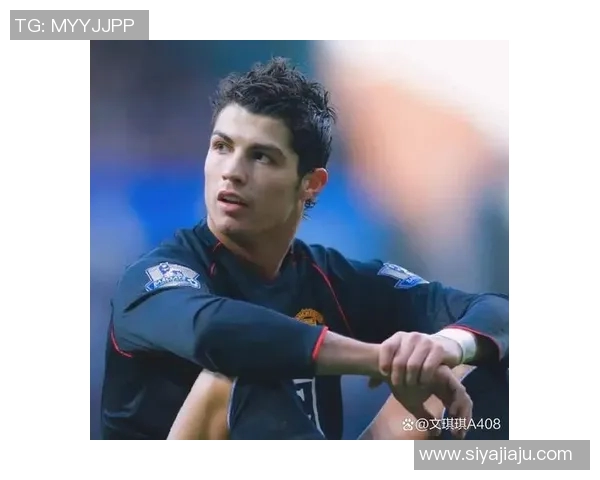 灰白色调下的足球明星风采展现与艺术魅力解析